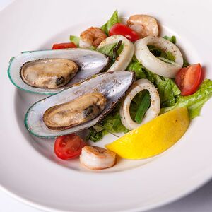 Средиземноморский салат с морепродуктами и водорослями