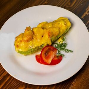 Кабачок, фаршированный курицей и грибами