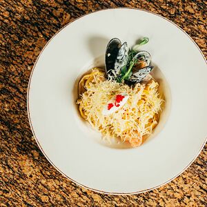 Паста с морепродуктами, овощами и крем-чизом