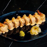 Ролл с креветкой темпура, васаби кремом и соусом маракуйя