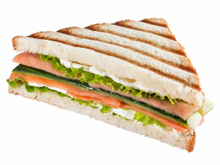 Сэндвич с красной рыбой