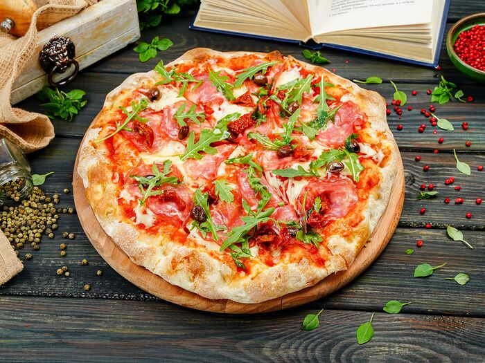 Пицца Сальчичон с вялеными томатами М