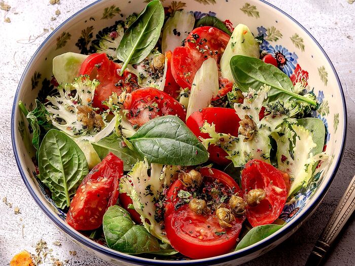 Овощной салат с томатами, огурцом и зеленью