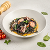 Фото к позиции меню Черные спагетти с морепродуктами под соусом мариньер