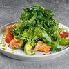 Фото к позиции меню Тёплый салат с мисо лососем, авокадо и соусом чили-лайм