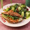 Фото к позиции меню Круассан с лососем и зеленым салатом