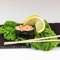 Суши гункан с лососем