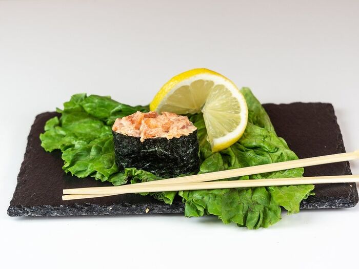 Суши гункан с лососем