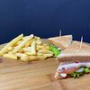 Фото к позиции меню Сэндвич с курицей и сыром и картошкой фри