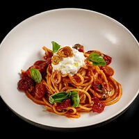 Спагетти с вялеными томатами черри и страчателлой
