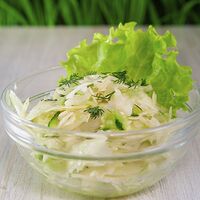Салат капустный с огурцом и маслом