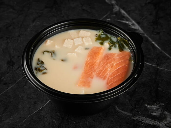 Сливочный мисо суп с лососем