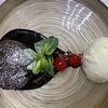 Фото к позиции меню Десерт Шоколадный Фондан с карамельным соусом