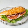 Фото к позиции меню Сэндвич на сдобной булке с окороком