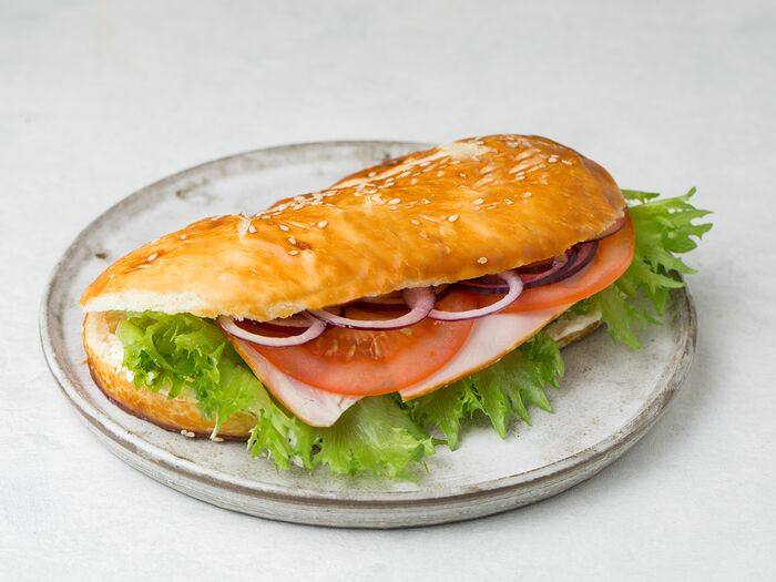 Сэндвич на сдобной булке с окороком
