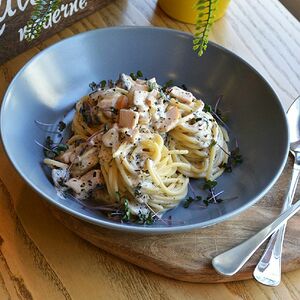 Паста с копченой курицей и шампиньонами