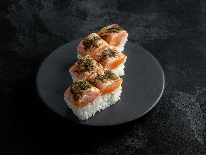 Суши ролл с опаленным лососем