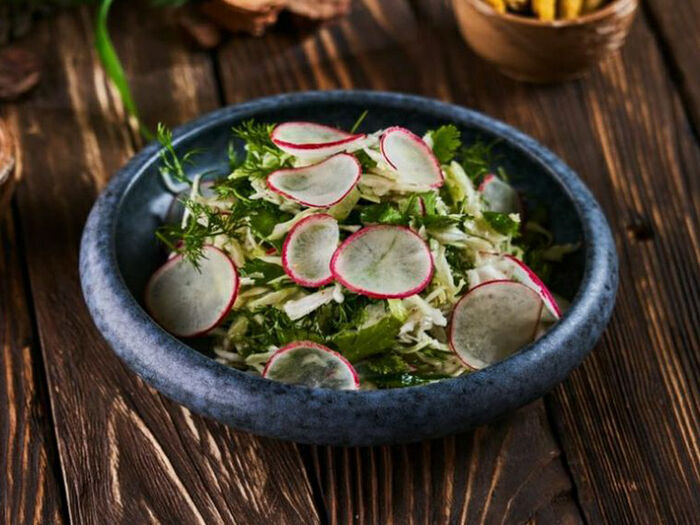 Салат из белокочанной капусты с редисом и зеленью
