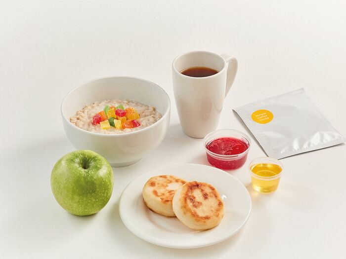 Завтрак с овсяной кашей, сырниками, фруктом и дрип-пакетом