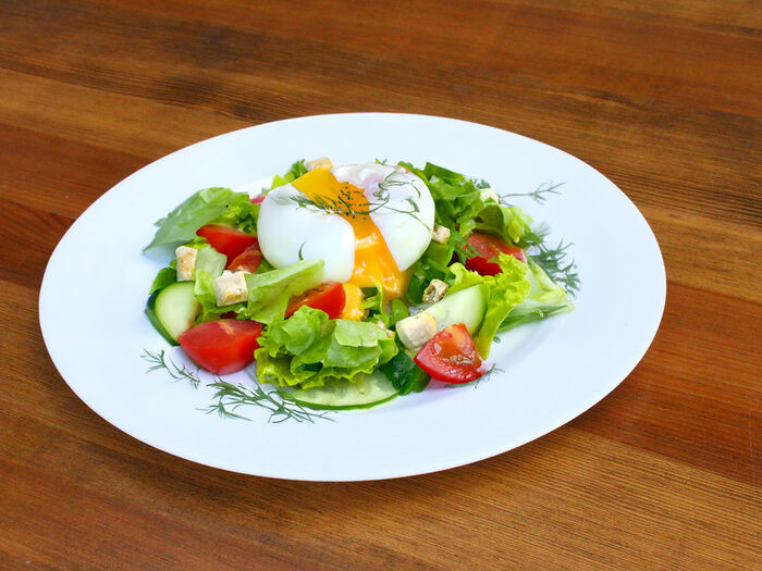 Овощной салат с яйцом пашот