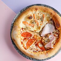 Пицца с форелью и сыром дорблю