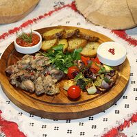 Нутрия по-кубански с печеными овощами и картофелем