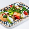 Фото к позиции меню Теплый салат с кальмаром, баклажаном и томатами