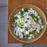 Большой зелёный салат с козьим сыром и медовой заправкой
