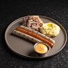Фото к позиции меню Ассорти из колбасок с картофельным пюре с трюфельным маслом и коул слоу