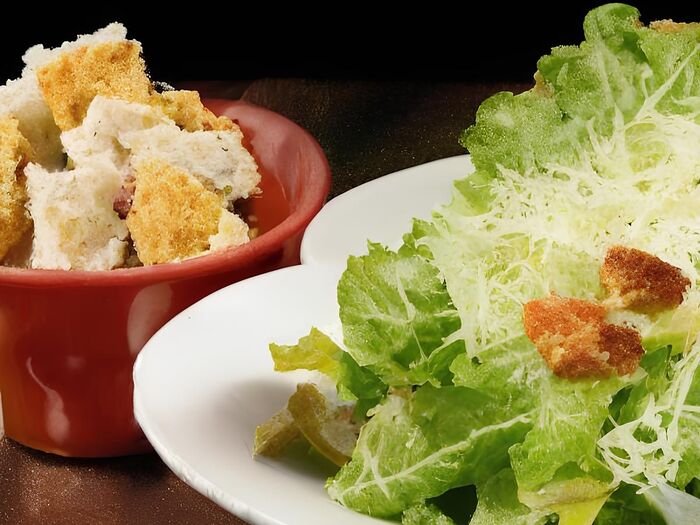 Комбо с салатом Цезарь и острыми крылышками фри
