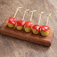 Оливки, фаршированные песто из вяленых томатов с перцем пикильо