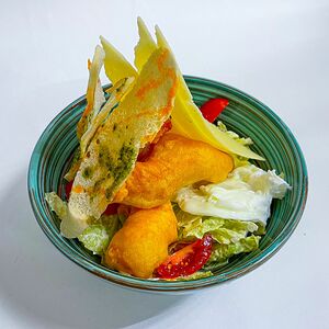 Цезарь с хрустящей курицей и яйцом пашот