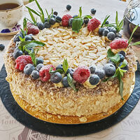 Торт Наполеон классический с ягодами порция