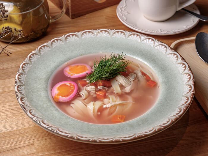 Куриный суп с лапшой и маринованным яйцом