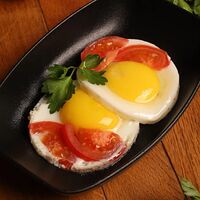 Яичница из двух яиц с помидором