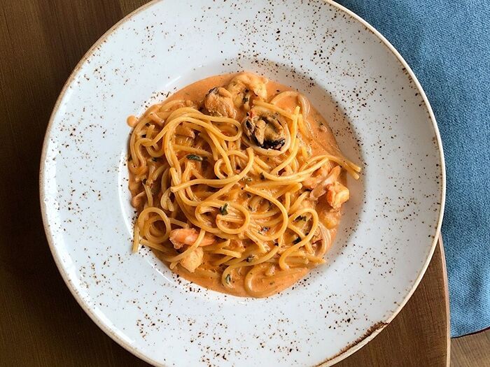 Спагетти с морепродуктами в сливочно-томатном соусе