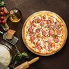 Фото к позиции меню Пицца Баварская с копчеными колбасками