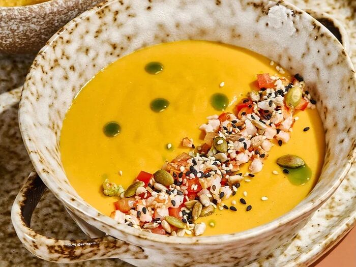 Кукурузный крем-суп с креветкой, томатной сальсой и миксом семян