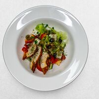 Курица гриль с греческим салатом