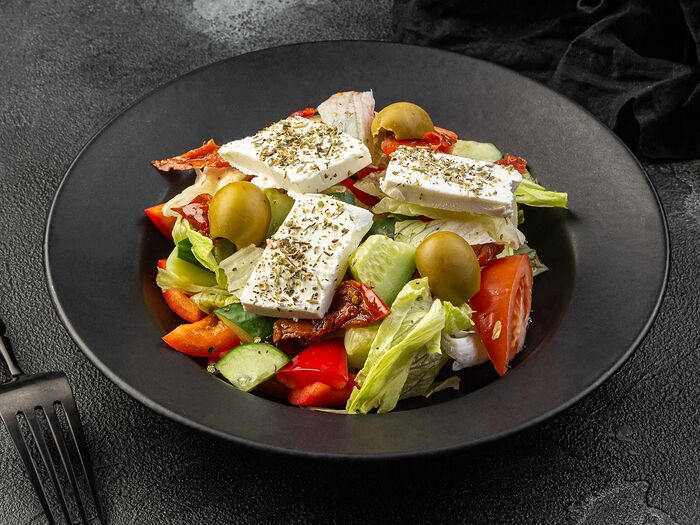 Греческий салат с вялеными томатами