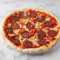 Пицца с салями, перцем халапенью и запечеными томатами