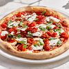 Фото к позиции меню Пицца со страчателлой, томатами и базиликом