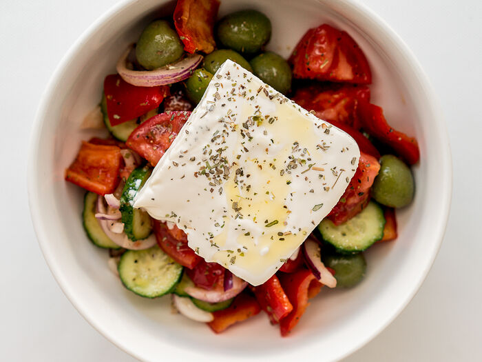 Греческий салат с домашней брынзой