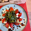 Фото к позиции меню Салат с хрустящими баклажанами и помидорами