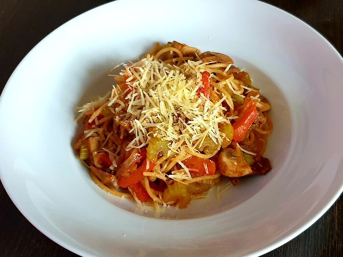Спагетти с говядиной и овощами