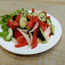 Салат из огурца с помидором