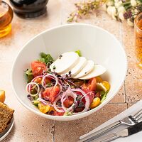 Салат с моцареллой и томатами