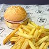 Фото к позиции меню Бутерброд Суперкус с ветчиной, овощами и картофелем фри
