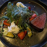 Фирменный стейк салат