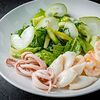 Фото к позиции меню Зеленый салат с морепродуктами